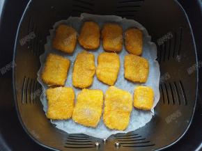 将狭鳕鱼块放入空气炸锅的炸篮里，刷一层色拉油