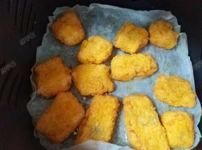 中途可以拉开炸篮翻面，金黄酥脆即可