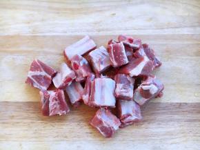 将排骨剁成麻将牌大小的块。