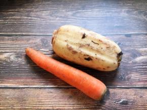 准备好莲藕和胡萝卜。