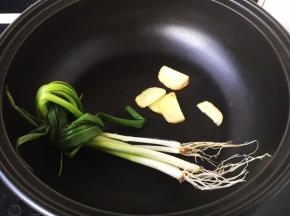 起一口砂锅，放入小小葱和姜片。