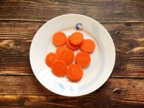 胡萝卜切成薄片。