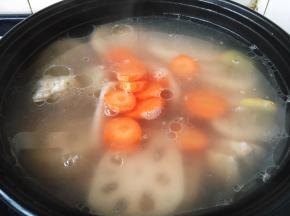 最后放入胡萝卜，小火煲5分钟。