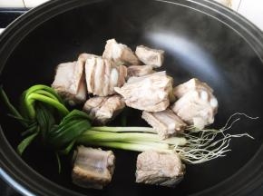 再放入焯过水的排骨。