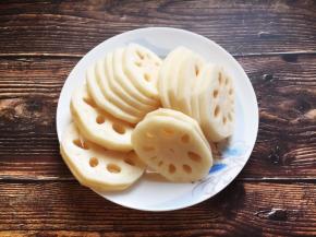 将莲藕去皮，切成1cm厚的片。