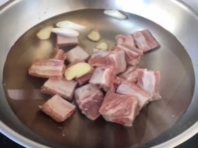 排骨提前焯水，焯水时一定用凉水。 焯水时可放两片姜，两段葱，2勺黄酒去腥。