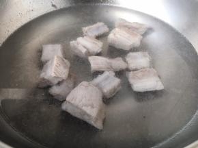 捞出来的排骨放在热水里清洗一遍。