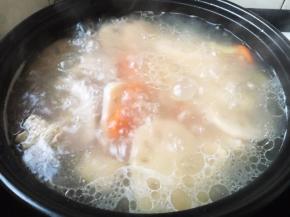 出锅前开大火，放入少许的盐调味即可。