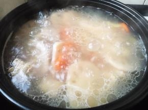 出锅前开大火，放入少许的盐调味即可。