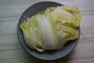 娃娃菜洗净从中间一分为二