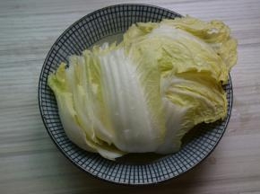 娃娃菜洗净从中间一分为二
