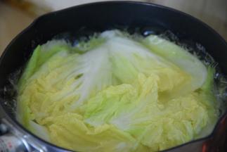 将娃娃菜倒入开水锅中煮三四分钟后捞出沥水