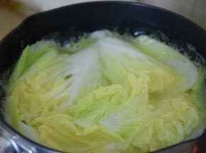 将娃娃菜倒入开水锅中煮三四分钟后捞出沥水