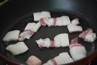 起锅热油，倒入肥肉煎出油