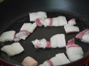 起锅热油，倒入肥肉煎出油