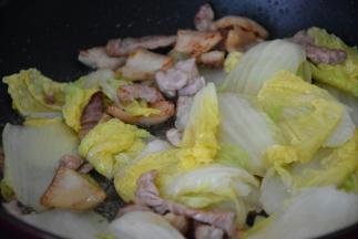 倒入娃娃菜翻炒两分钟