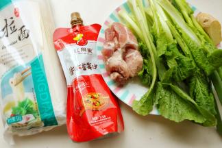 准备好所有的食材。最近小白菜正是鲜嫩的时候，要多吃一些。