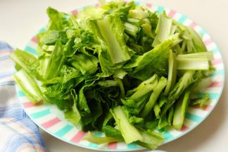 小白菜洗净用清水浸泡一会，去掉老叶和根，切段待用。要先洗净再摘去根部，这样表面如果有农药残留就不会在洗的时候污染叶茎。