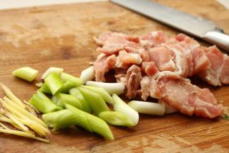 肉切片，葱切段姜切丝。肉片可以加少许湿粉，盐和油腌制一会，吃起来口感会比较嫩。