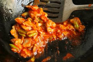 加入五香粉酱油等调料，如果喜欢清淡的就不用加酱油了。