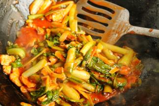 炒一会，等到小白菜变软就可以了。