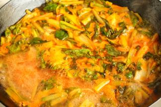 炒好的蔬菜这时候加入一些水。