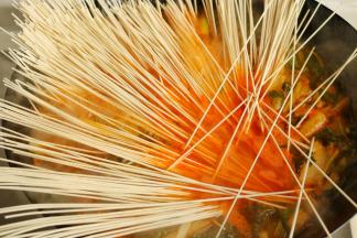 等到水烧开后下入挂面。家中常备一些挂面，做早餐时候就很方便了。