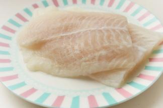 ：
1、龙利鱼提前室温解冻，擦干水分待用。市场上会有用巴沙鱼来冒充的，巴沙鱼洁白，龙利鱼颜色是淡淡的粉色，买的时候要认准。