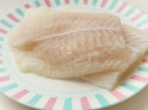 ：
1、龙利鱼提前室温解冻，擦干水分待用。市场上会有用巴沙鱼来冒充的，巴沙鱼洁白，龙利鱼颜色是淡淡的粉色，买的时候要认准。