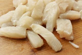 切成自己喜欢的大小，但尽量不要太粗，因为炸的过程中还会变的粗一点。我这个明显有点粗了。