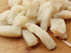 切成自己喜欢的大小，但尽量不要太粗，因为炸的过程中还会变的粗一点。我这个明显有点粗了。