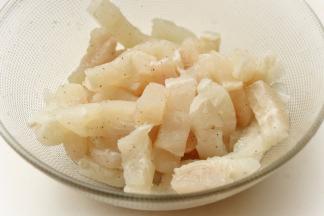 切好的鱼柳加胡椒粉和盐，拌匀后腌制一会，10分钟即可。鱼肉很鲜美，别放太多的料。