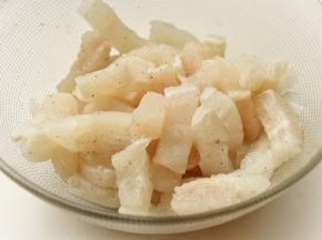 切好的鱼柳加胡椒粉和盐，拌匀后腌制一会，10分钟即可。鱼肉很鲜美，别放太多的料。