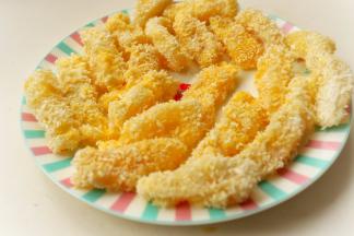 全部做完，放盘子里待用，在做这一步的同时可以先把油锅烧热。