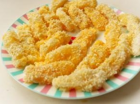 全部做完，放盘子里待用，在做这一步的同时可以先把油锅烧热。