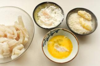 准备好辅料，鸡蛋打散放入碗里，生粉也放入碗里，另一个碗放面包糠。鱼柳先在淀粉里过一下粘上淀粉，再抖去多余的淀粉，然后裹上蛋液，最后沾满面包糠就可以了。