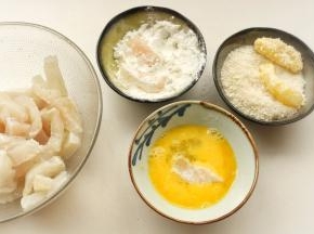 准备好辅料，鸡蛋打散放入碗里，生粉也放入碗里，另一个碗放面包糠。鱼柳先在淀粉里过一下粘上淀粉，再抖去多余的淀粉，然后裹上蛋液，最后沾满面包糠就可以了。