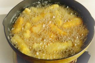 油烧至7分热，下入鱼柳炸1分钟，至表面变色，再升高油温复炸半分钟，鱼柳会变得酥脆。