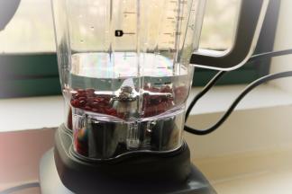 清洗后的红豆放入破壁机里，加入400克清水，这样打出来的豆浆是比较浓稠的，我们要做布丁，浓稠些比较好。