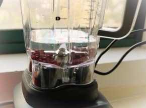 清洗后的红豆放入破壁机里，加入400克清水，这样打出来的豆浆是比较浓稠的，我们要做布丁，浓稠些比较好。