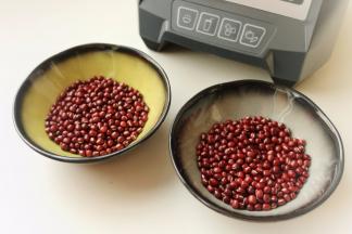 红豆清洗干净，时间紧不用经过泡发也是可以的，反正我们要使用破壁机，随便都打成渣。如果有时间就提前泡发，会更节约机器。