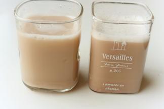 把做好的豆浆过滤一下，其实还是很细腻的，并没有渣。但是过滤之后泡沫什么的就没有了，看着更干净点。