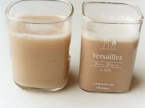 把做好的豆浆过滤一下，其实还是很细腻的，并没有渣。但是过滤之后泡沫什么的就没有了，看着更干净点。