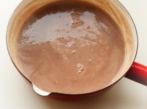 把破壁机制作的红豆浆倒入汤锅，煮15分钟左右把豆浆煮熟。豆浆很容易糊底和溢锅，所以煮的过程中要不停的搅拌，避免糊底，同时把泡沫撇出去。