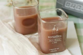 把吉利丁红豆浆倒入杯子里，放入冰箱里冷藏1小时以上，至布丁凝固，再放上适量蜜红豆，好吃的红豆布丁就做好了。