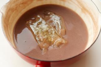 煮好的红豆浆晾凉至温热。吉利丁提前用冷水泡软，等到红豆浆至温热的时候放入泡软的吉利丁，搅拌均匀使吉利丁融化。