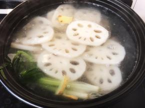 放入莲藕，大火煮开，小火煲30分钟。