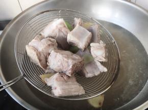 焯水时，水开后撇去浮末，汆烫2分钟，然后将排骨捞出来。