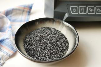 黑芝麻洗净，再彻底的晾干水分，一定要彻底晾干，因为我们是要磨粉。