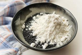 加入一些低筋粉，因为芝麻含油脂比较丰富，单纯的打芝麻会出油，所以加点低粉，这样就不会磨出油汪汪的黑芝麻团。